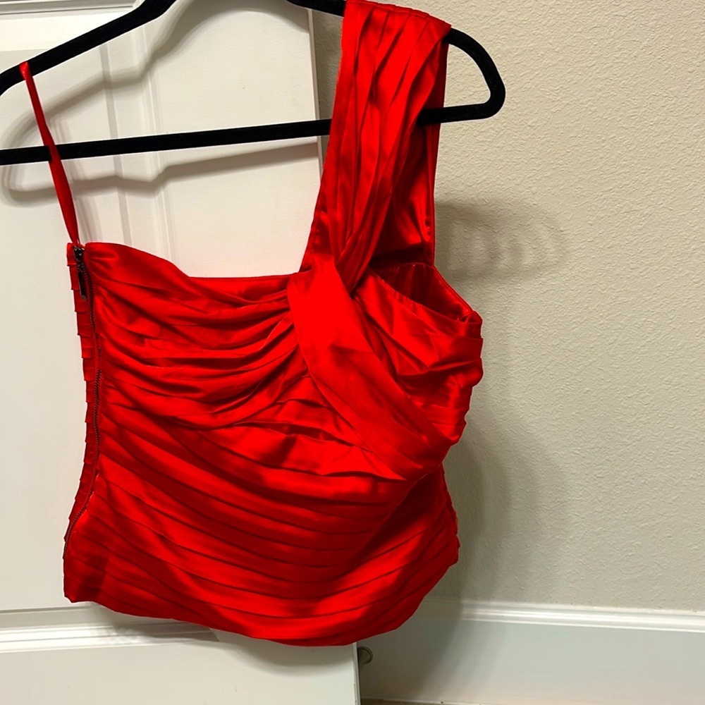 WHBM brand, brand new and very elegant. Size 6 ( small ). Beautiful sexy red.